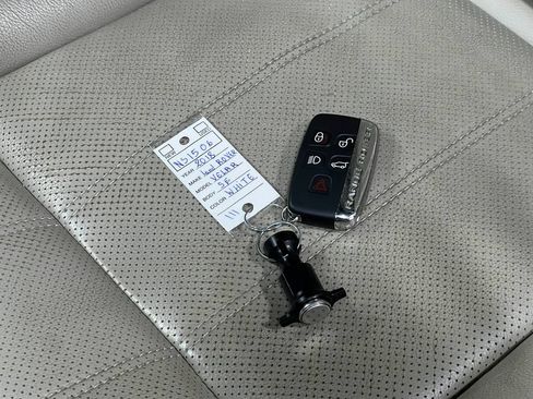 Used 2018 Land Rover Range Rover Velar R-Dynamic SE AWD/4WD image 40