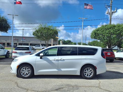 Used 2023 Chrysler Pacifica Touring-L FWD image 24