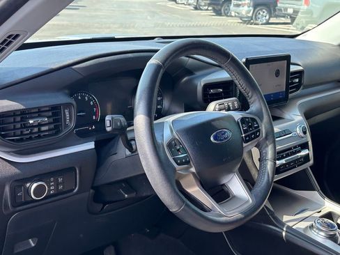 Used 2024 Ford Explorer XLT image 8