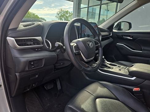 Used 2022 Toyota Highlander XLE image 41