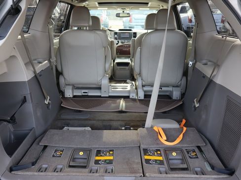 Used 2012 Toyota Sienna XLE image 22