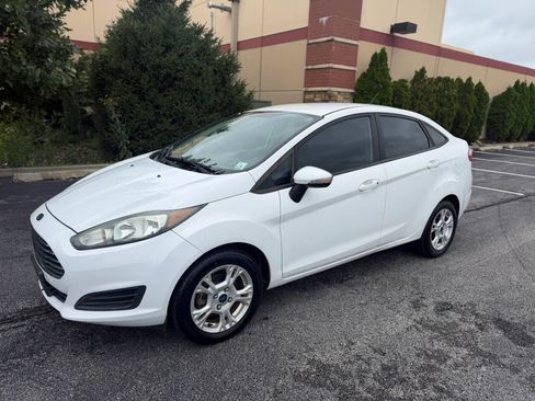 Used 2016 Ford Fiesta SE FWD image 1