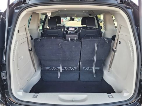 Used 2023 Chrysler Pacifica Touring-L FWD image 19