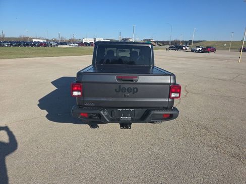 Used 2021 Jeep Gladiator Sport image 4