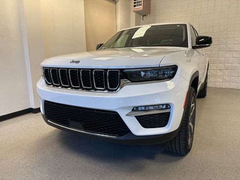 Used 2023 Jeep Grand Cherokee Limited AWD/4WD image 39