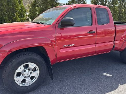 Used 2015 Toyota Tacoma 4x4 Access Cab V6 w/ SR5 Package image 2