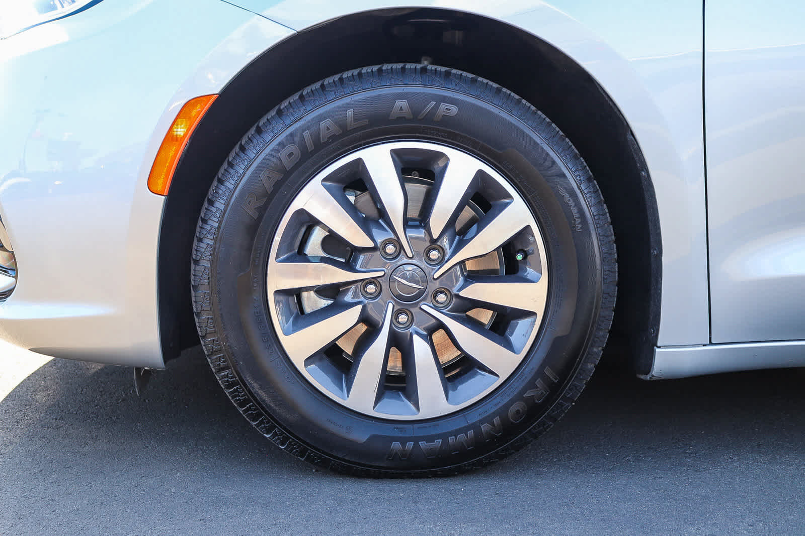 Used 2024 Chrysler Pacifica Limited FWD image 10