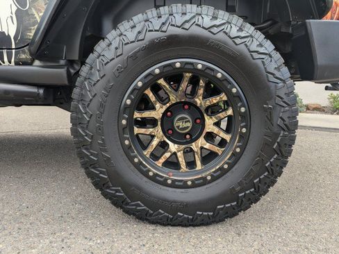 Used 2017 Jeep Wrangler Unlimited Rubicon w/ Connectivity Group AWD/4WD image 26