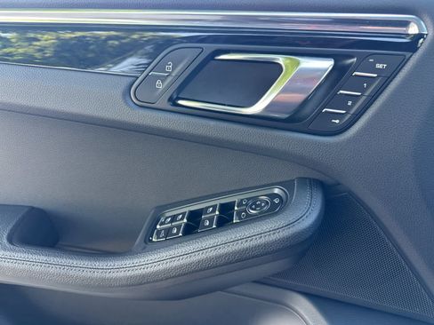 Certified 2025 Porsche Macan AWD/4WD image 12