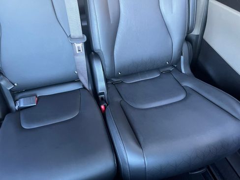 Used 2026 Kia Carnival FWD image 40
