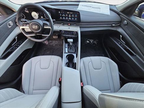 New 2025 Hyundai Elantra Limited image 17