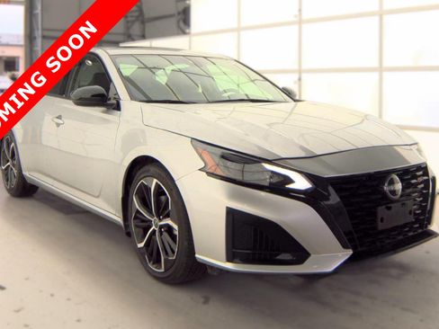 Used 2023 Nissan Altima 2.5 SR w/ SR Premium Package FWD image 3