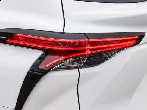 Used 2022 Toyota Sienna XSE image 8