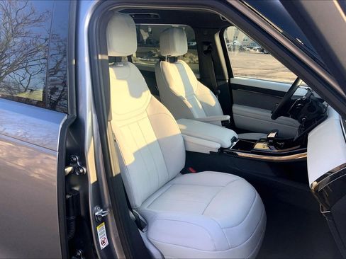 Used 2025 Land Rover Range Rover Sport image 8