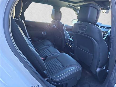 Certified 2023 Land Rover Discovery Metropolitan Edition image 11