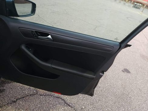Used 2011 Volkswagen Jetta SE FWD image 16