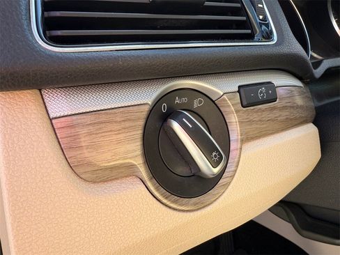 Used 2018 Volkswagen Passat 2.0T SE image 12