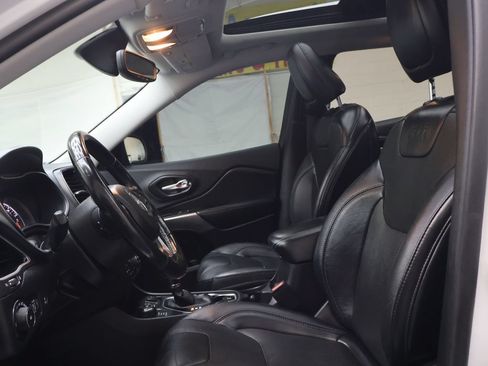 Used 2019 Jeep Cherokee Limited AWD/4WD image 16