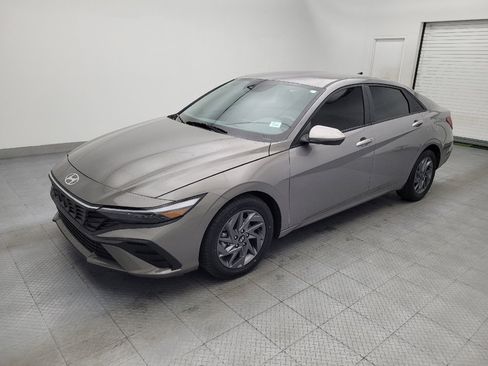 Used 2024 Hyundai Elantra SEL FWD image 2