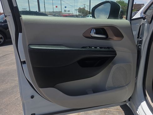 Used 2023 Chrysler Voyager LX FWD image 8