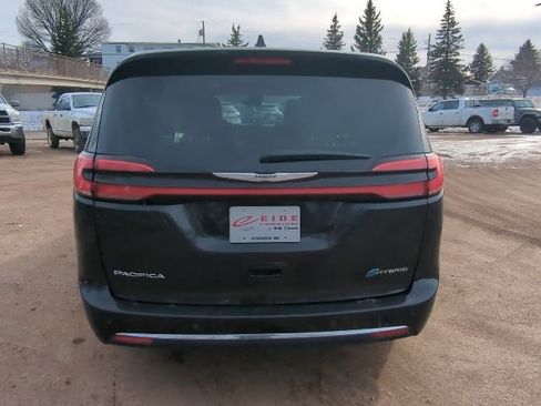 Used 2023 Chrysler Pacifica Limited image 11