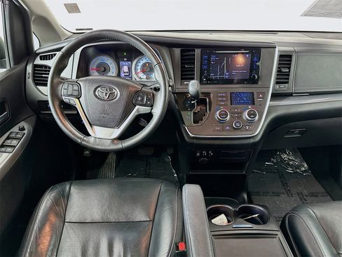 Used 2016 Toyota Sienna L image 24