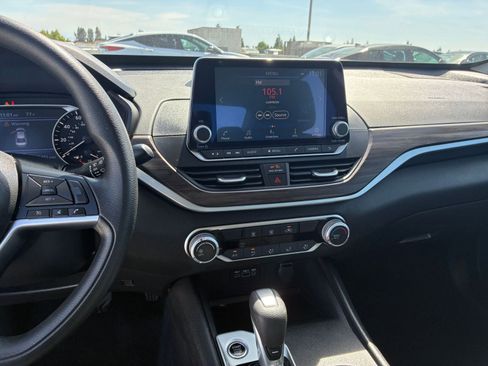 Used 2025 Nissan Altima 2.5 SV FWD image 17