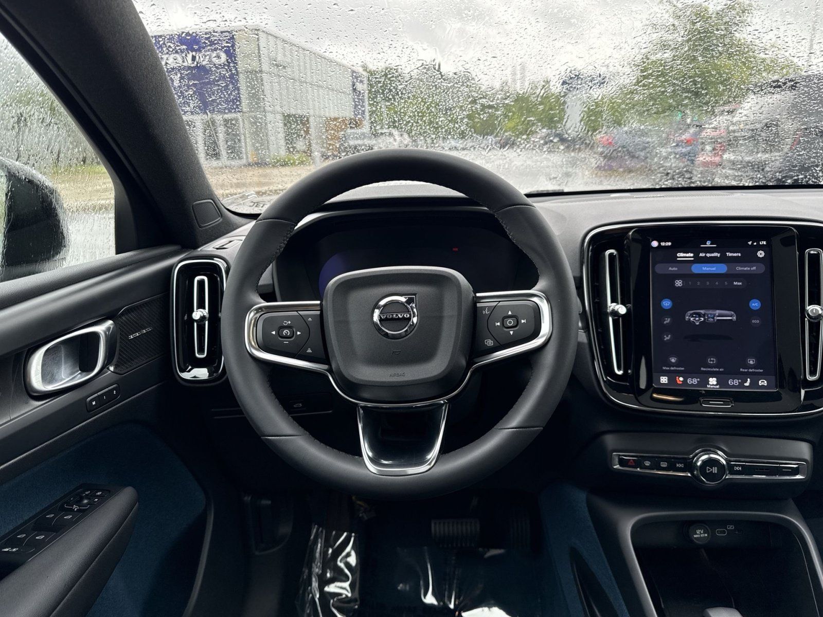 Certified 2023 Volvo C40 P8 Recharge Ultimate w/ Protection Package Premier AWD/4WD image 16