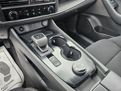 Used 2024 Nissan Rogue S image 24