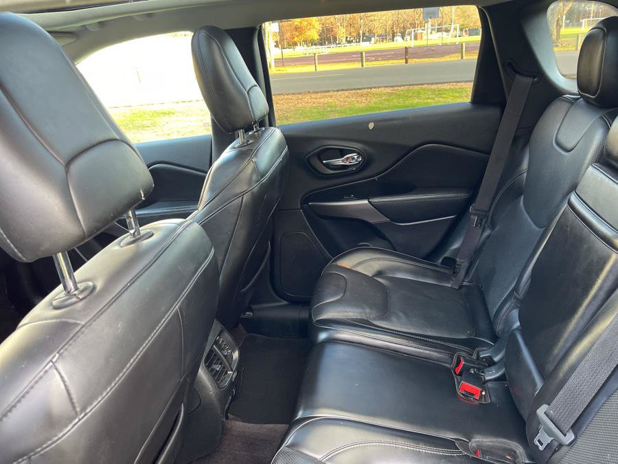 Used 2019 Jeep Cherokee Limited w/ Luxury Group AWD/4WD image 10