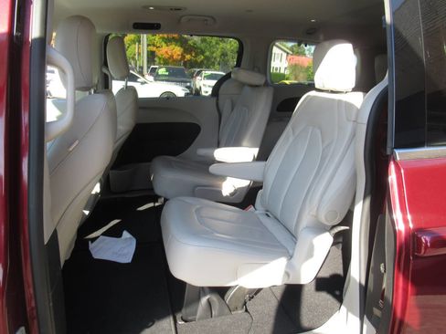 Used 2017 Chrysler Pacifica Touring-L image 17