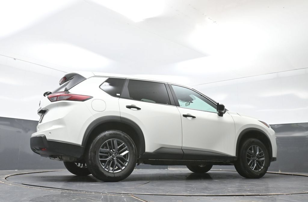Used 2024 Nissan Rogue S FWD image 47