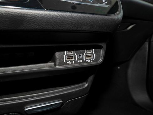 Used 2025 Chrysler Pacifica Select image 16