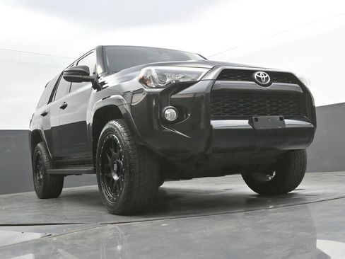 Used 2017 Toyota 4Runner SR5 AWD/4WD image 40