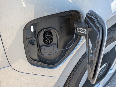 Used 2025 Volkswagen ID. Buzz Pro S Plus RWD image 41