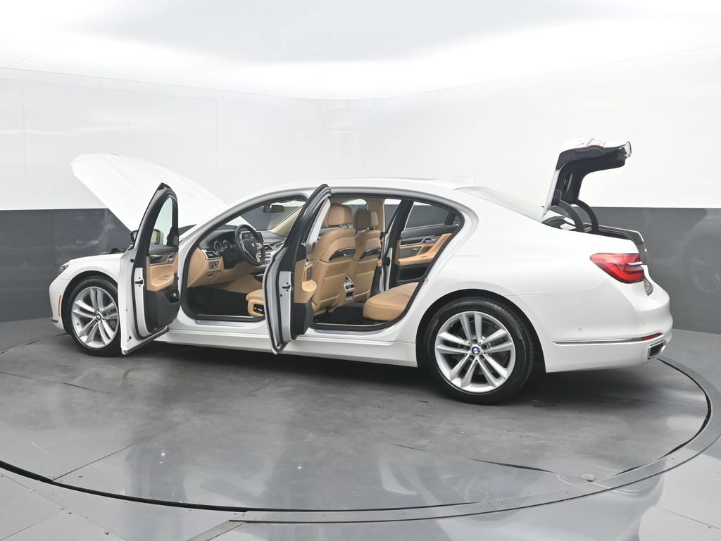Used 2019 BMW 750i w/ Executive Package RWD image 51