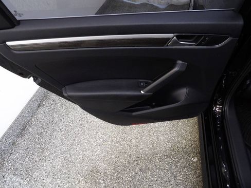 Used 2016 Volkswagen Passat 1.8T SE w/ Lighting Package (P06) FWD image 9