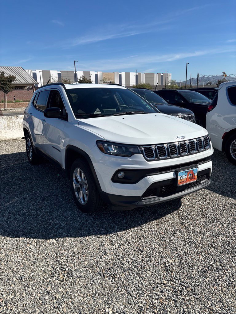 Used 2025 Jeep Compass Latitude w/ Sun & Sound Group AWD/4WD image 3