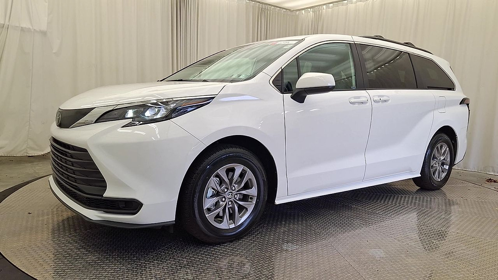 Certified 2026 Toyota Sienna LE AWD/4WD image 11