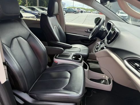 Used 2023 Chrysler Pacifica Touring-L FWD image 13