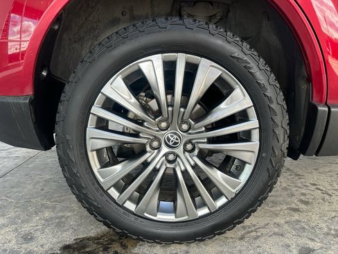 Used 2021 Toyota Venza XLE w/ Softex Package image 10