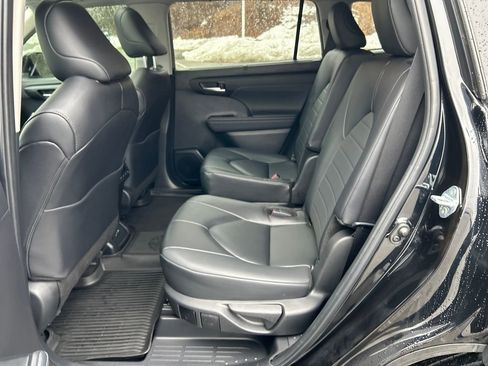 Used 2024 Toyota Highlander XLE image 28