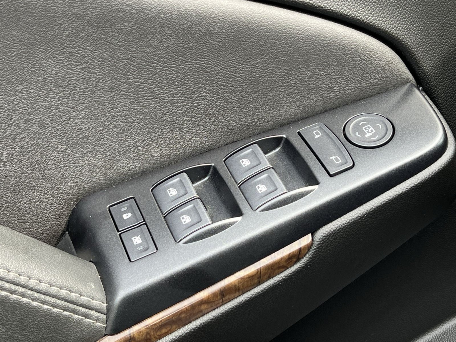 Used 2019 Chevrolet Tahoe LS w/ Enhanced Driver Alert Package AWD/4WD image 14