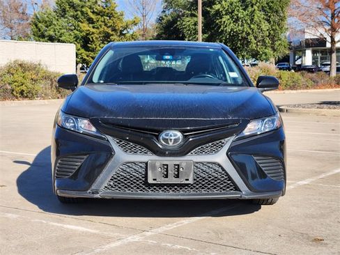 Used 2019 Toyota Camry SE image 2