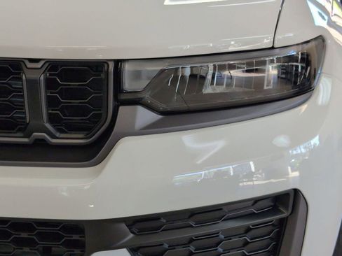 New 2026 Jeep Grand Cherokee Altitude image 9