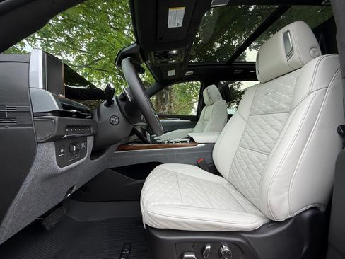Used 2025 Cadillac Escalade Sport Platinum w/ LPO, Floor Liner Package AWD/4WD image 22