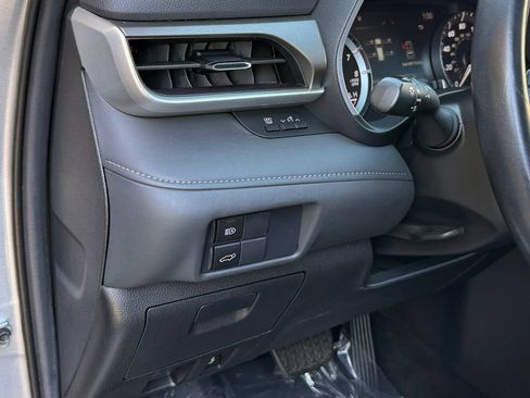 Used 2021 Toyota Highlander XLE AWD/4WD image 18