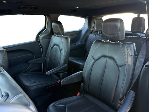 Used 2026 Chrysler Pacifica Select image 11