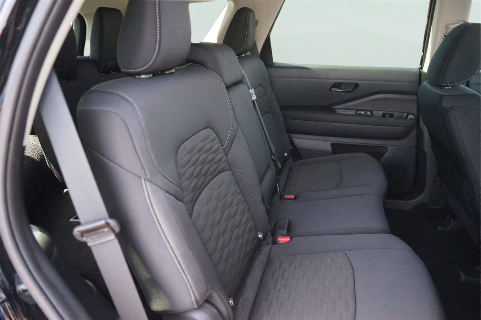 Used 2025 Nissan Pathfinder SV FWD image 18