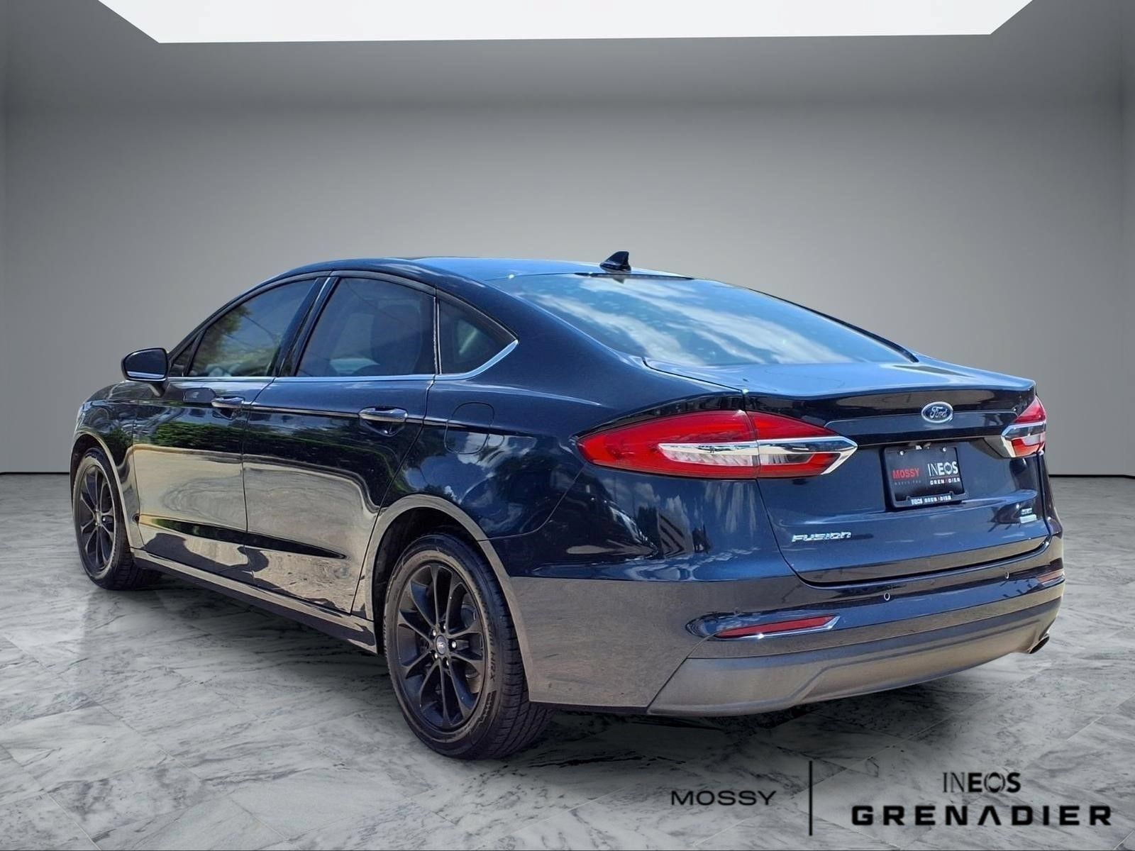 Used 2020 Ford Fusion SE FWD image 2